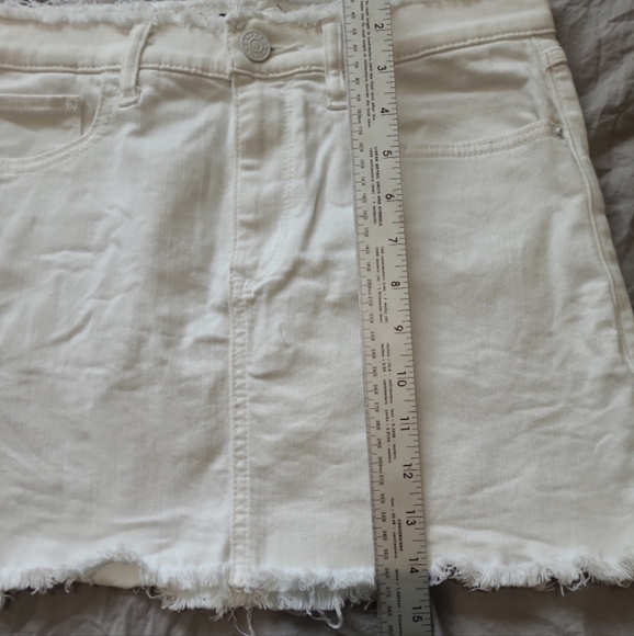 Express White Denim Mini Skirt Women SZ 4 raw hem and waistband beachyvibes - Picture 6 of 7